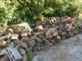 un tas de pierres au bord de la route