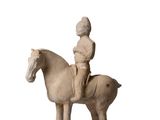 une statue représentant un homme à cheval sur fond blanc