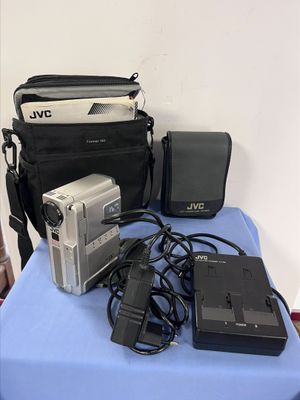 un appareil photo et d'autres appareils électroniques posés sur une table bleue