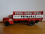 un camion jouet avec des bidons à l'arrière