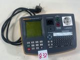 un gros plan d'une calculatrice posée sur une table, avec une étiquette de prix