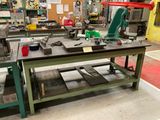 une photo d'un établi dans une usine, sur lequel sont posés des outils