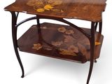 une photo d'une table d'appoint ornée d'un motif floral