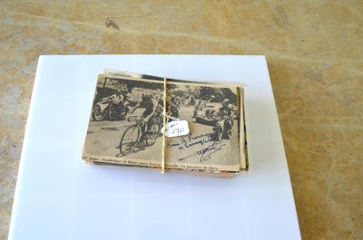 un vieux livre sur lequel figure l'image d'un motard