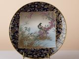 une assiette avec l'image d'un oiseau dessus