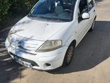 une petite voiture blanche garée sur le bord de la route