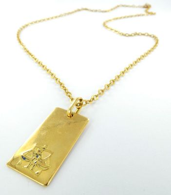 un collier plaqué or orné d'une petite abeille