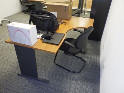 un bureau sur lequel se trouvent un ordinateur portable et une boîte