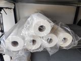 plusieurs rouleaux de papier toilette posés sur une étagère dans une pièce