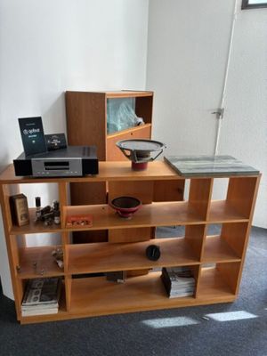une étagère en bois sur laquelle est posé un ordinateur portable