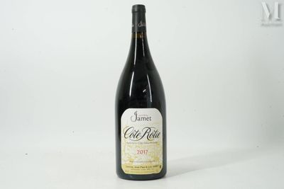 une bouteille de vin posée sur une table