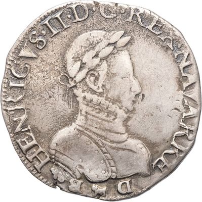gros plan d'une pièce de monnaie en argent sur fond blanc