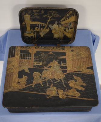 deux boîtes posées sur une table bleue
