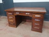 une image d'un bureau en bois avec des tiroirs et des tiroirs