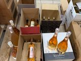 de nombreuses caisses d'alcool par terre dans un magasin