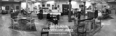 photo en noir et blanc d'une grande pièce avec de nombreuses tables et chaises