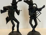 paire de figurines en bronze représentant un homme et une femme tenant des instruments de musique