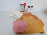 une boîte de couches et une paire de chaussures posées sur une table