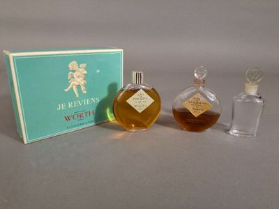 un petit flacon de parfum à côté d'un autre petit flacon de parfum