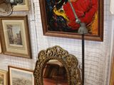 une pièce dont les murs sont ornés de nombreuses œuvres d'art encadrées