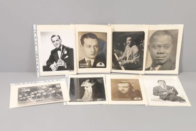 plusieurs vieilles photographies en noir et blanc représentant des hommes en costume-cravate