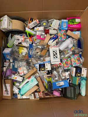 une boîte en carton remplie d'une multitude d'objets divers
