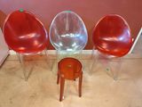 trois chaises et une table dans le coin d'une pièce