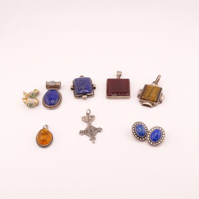 plusieurs types de bijoux sont présentés sur une surface blanche