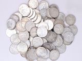 une pile de pièces d'argent posée sur une surface blanche