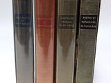 trois livres superposés sur une surface blanche