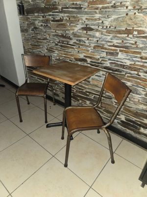 deux chaises et une table dans le coin d'une pièce
