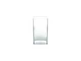 un verre d'eau posé sur une surface blanche