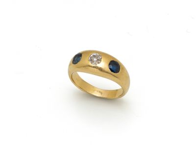 bague en or jaune avec saphirs bleus et diamants