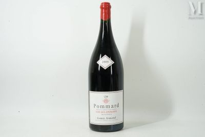 une bouteille de vin posée sur une table