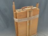 une photo d'une boîte en bois munie d'une poignée