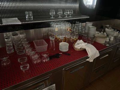 il y a beaucoup de verres et d'assiettes sur le plan de travail de la cuisine