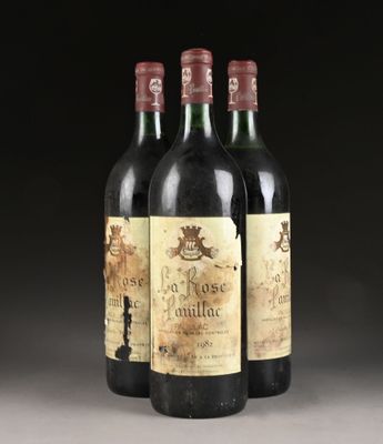 trois bouteilles de vin posées sur une table l'une à côté de l'autre
