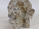 une image représentant la statue d'un homme barbu