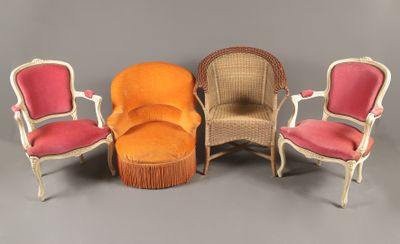 quatre chaises et un pouf sont disposés en cercle sur une surface grise