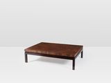 une photo d'une table basse en bois sur fond blanc