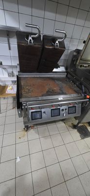 une image d'une cuisine commerciale avec beaucoup d'espace de travail