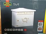 une boîte sur laquelle est représentée une boîte aux lettres