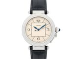 le cadran blanc d'une montre est mis en valeur sur un fond blanc