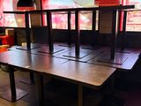 une longue table au milieu d'une grande pièce
