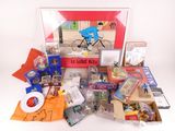 une boîte remplie de jouets et de livres posée sur une surface blanche