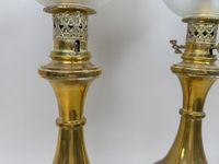 Paire de lampes à pétrole en bronze ou laiton, les globes et… (photo 5)