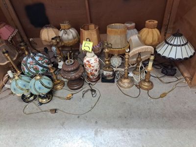 beaucoup de lampes posées par terre