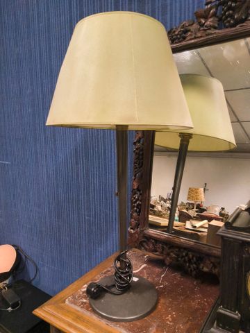 Lampe de bureau en métal laqué.