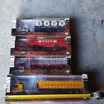 une boîte sur laquelle est posé un circuit de train, à côté d'une règle