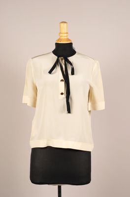 une chemise blanche et une cravate noire sur un mannequin